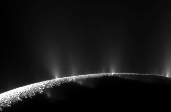 کشف یک فوران بخار آب 10٬000 کیلومتری در قمر زحل