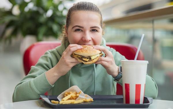 8 اشتباه تغذیه ای در جوانی که سلامت شما در سالمندی را تهدید می نماید